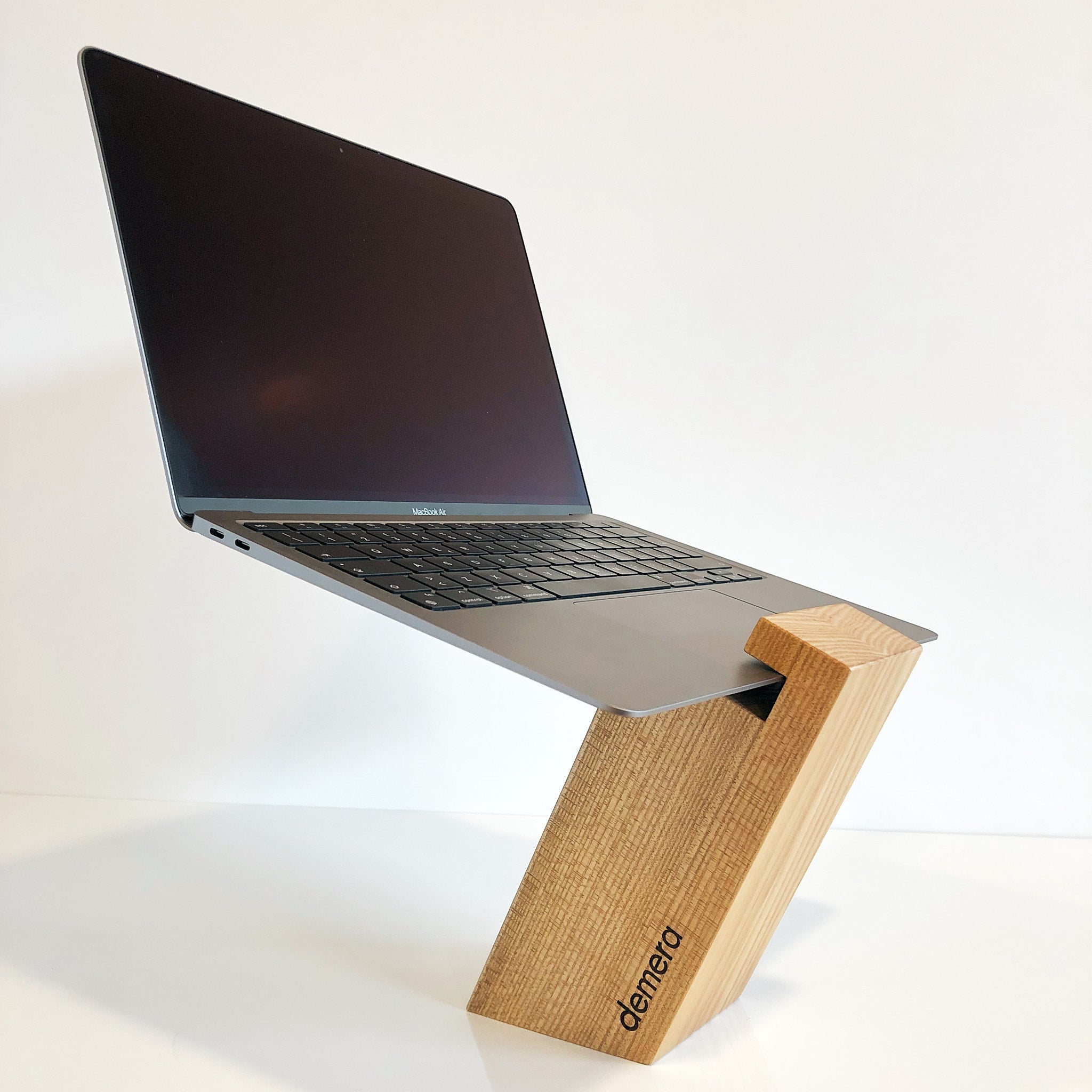 Supporto per pc portatile a sbalzo, laptop stand, oggetto di design in legno