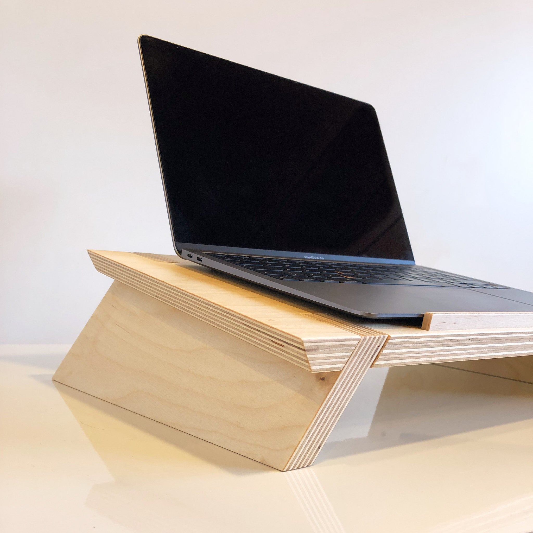 Supporto per pc portatile a sbalzo, laptop stand, oggetto di design in  legno - demera