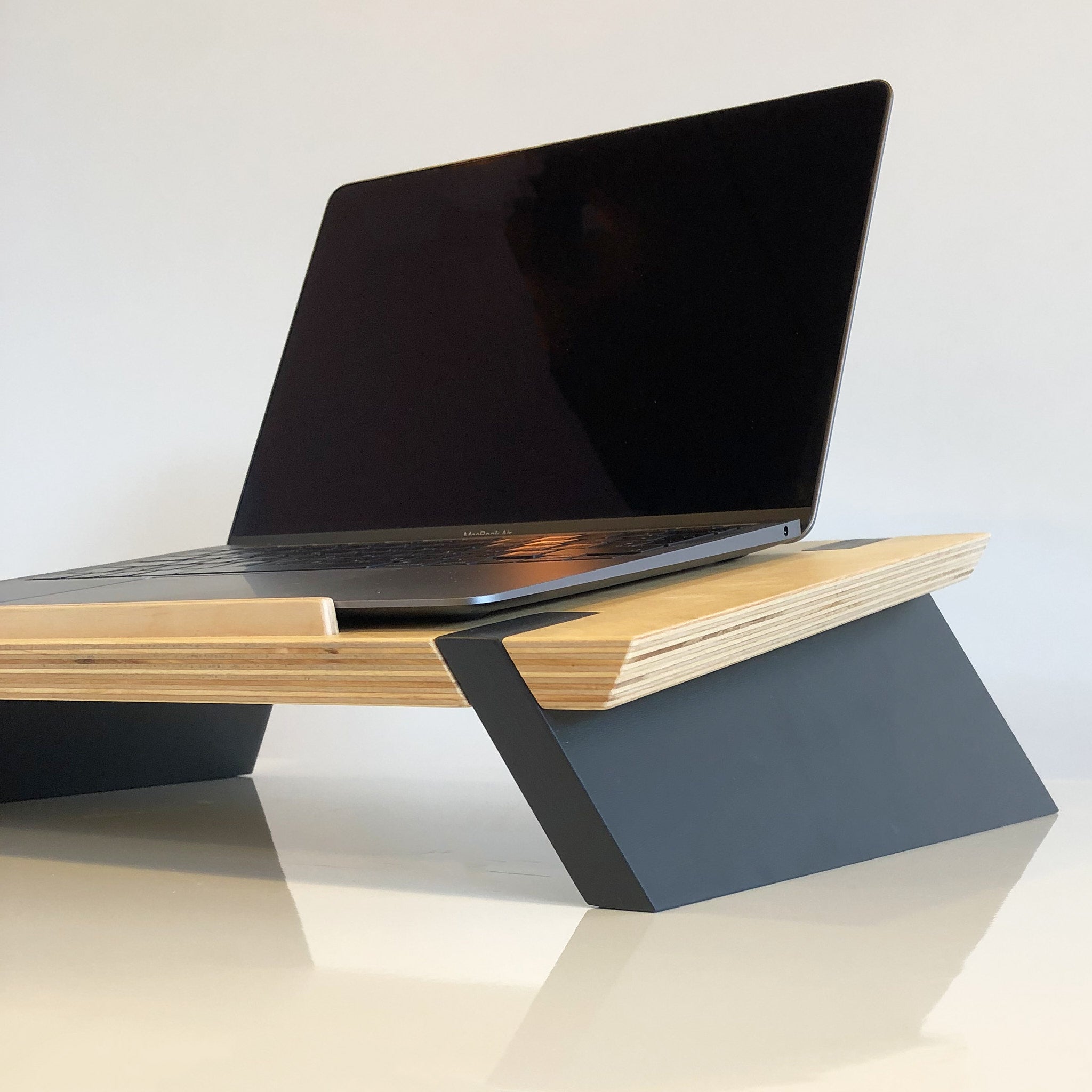 Supporto per pc portatile, laptop standing desk, ergonomico in legno  bicolore casual