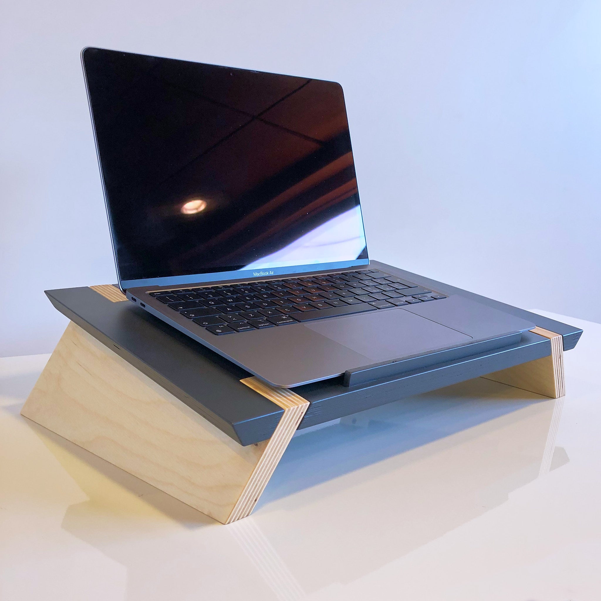 Supporto per pc portatile, laptop standing desk, ergonomico in legno  bicolore elegante - demera